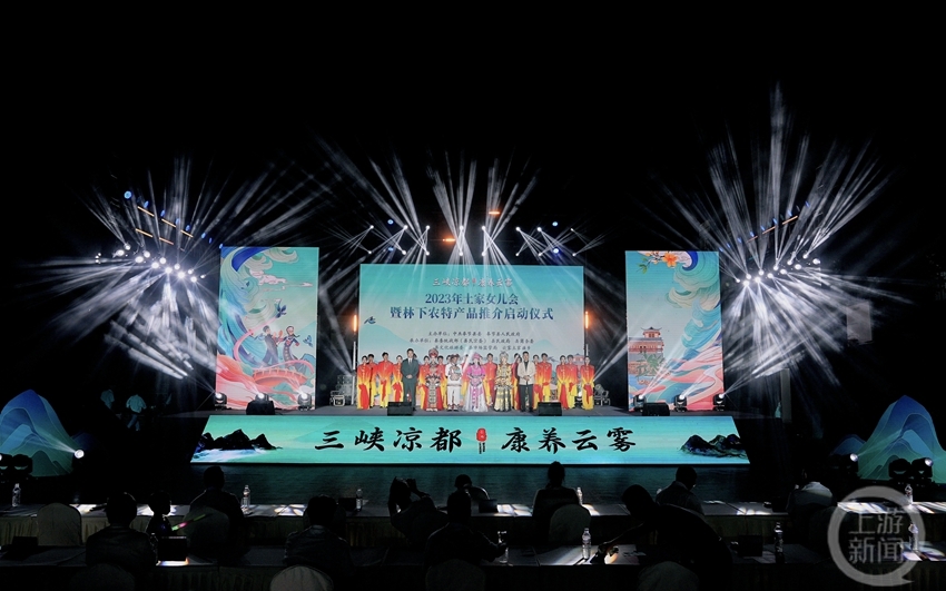 土家女儿会搭台 做强做优“林下经济”文艺演出